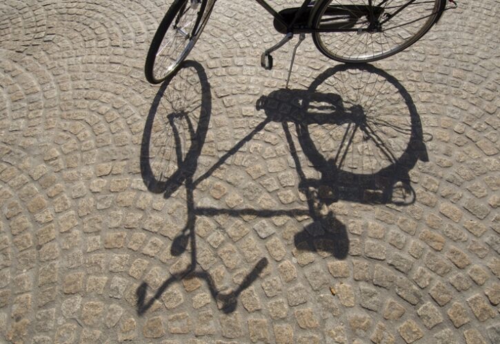日向に置かれた自転車とその影