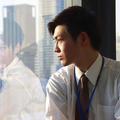 窓の外をぼーっと見る男性
