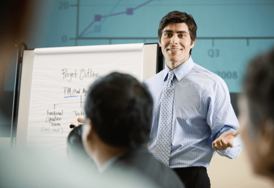 ホワイトボードの前で説明するビジネスマン