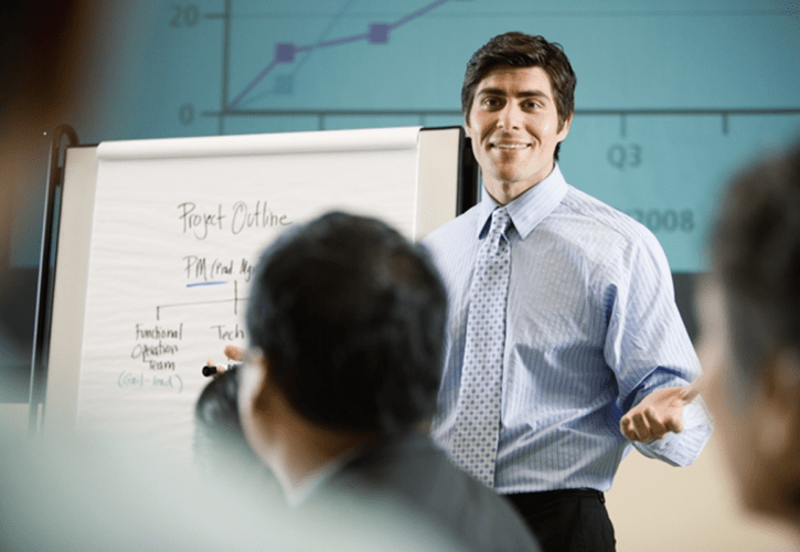 ホワイトボードの前で説明するビジネスマン