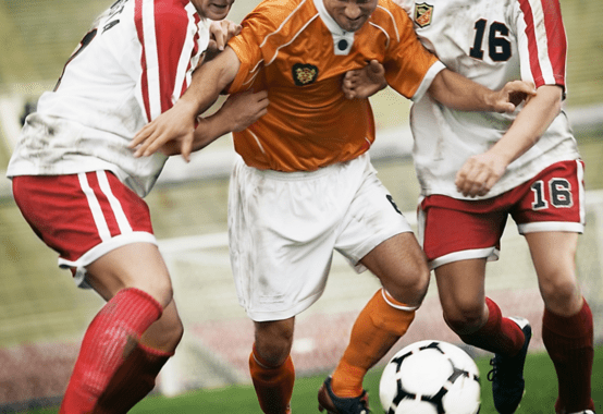 ボールを奪い合うサッカー選手たち