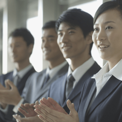 称賛の拍手をする人たち