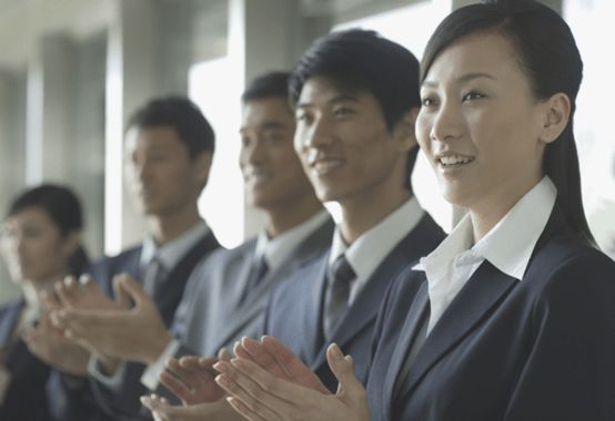 称賛の拍手をする人たち