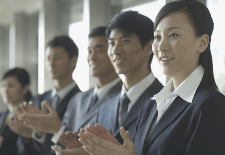 称賛の拍手をする人たち