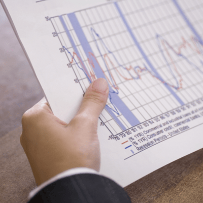 グラフを広げて持つビジネスマンの手