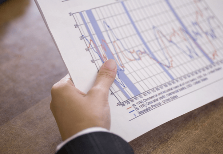 グラフを広げて持つビジネスマンの手