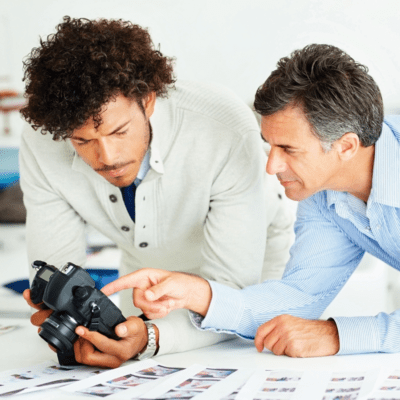 製品を見て話し合う二人の男性