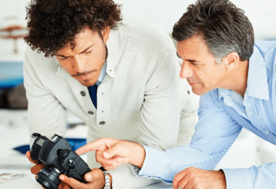 製品を見て話し合う二人の男性