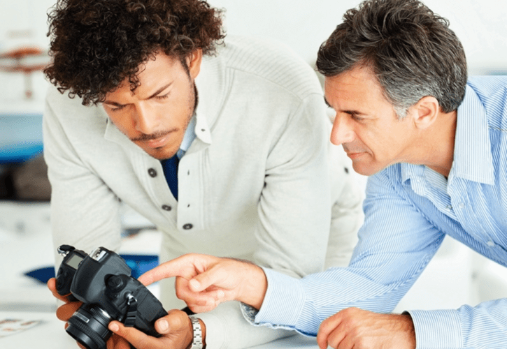 製品を見て話し合う二人の男性