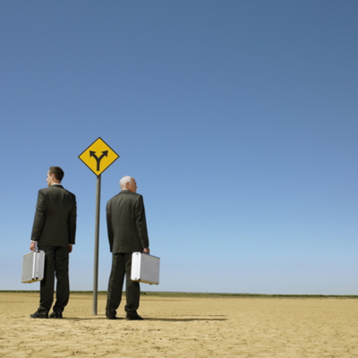 分かれ道に立つ男性二人