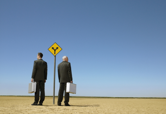 分かれ道に立つ男性二人