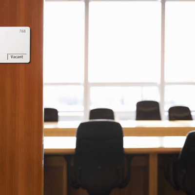 「空き」という札のかかった誰もいない会議室