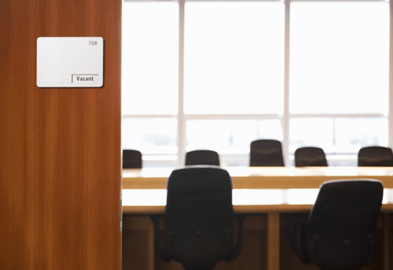 「空き」という札のかかった誰もいない会議室