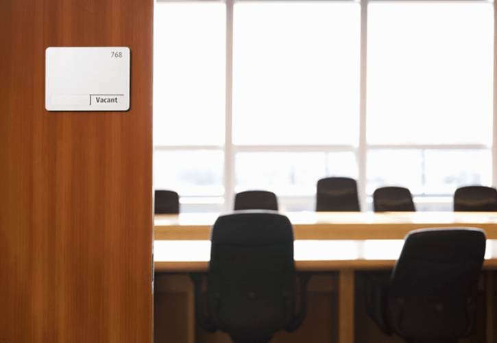 「空き」という札のかかった誰もいない会議室